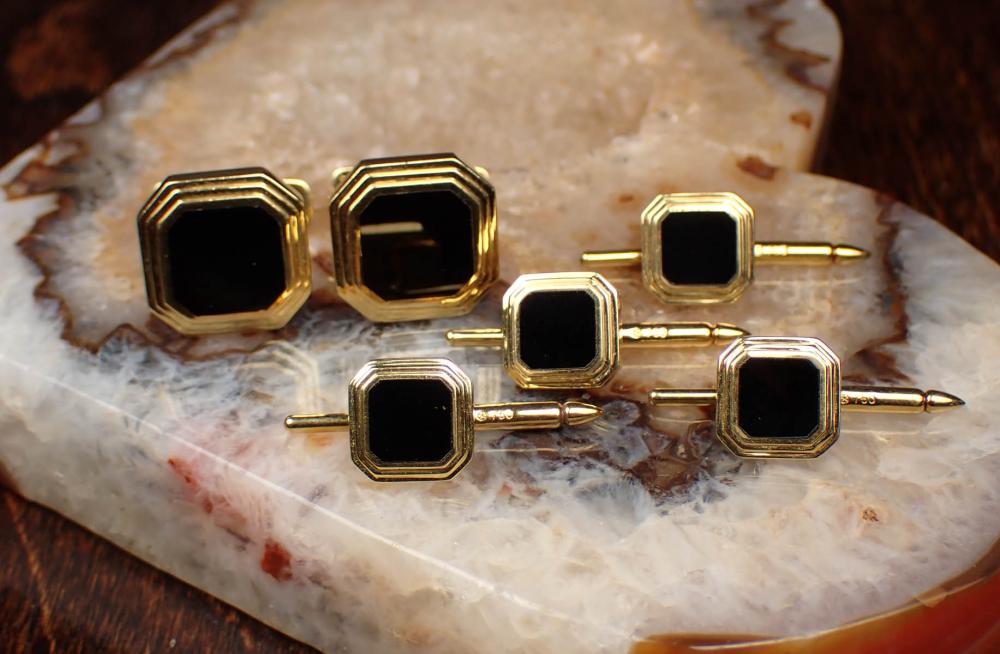BLACK ONYX AND GOLD CUFFLINK AND