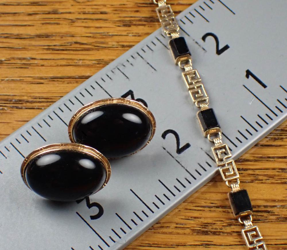 BLACK ONYX AND YELLOW GOLD BRACELET