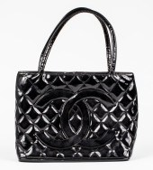 BLACK PATENT LEATHER TOTE HAND