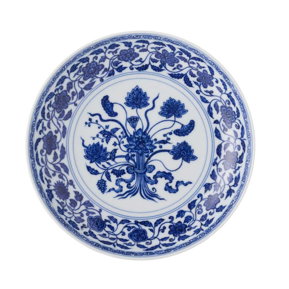 BLUE AND WHITE 'LOTUS' DISH