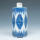 BLUE AND WHITE PORCELAIN VASE,