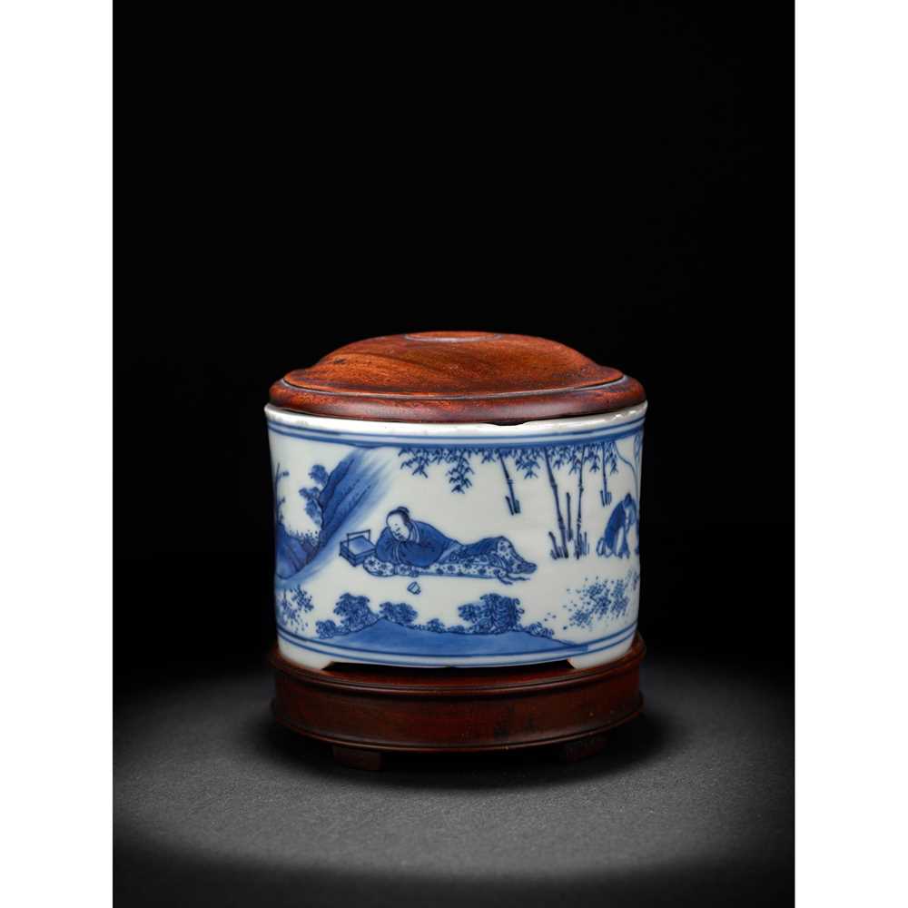 BLUE AND WHITE TRIPOD 'DRUNKEN