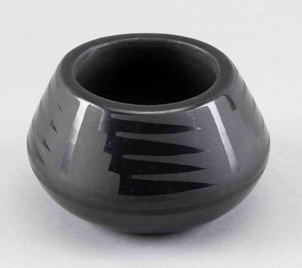 BLUE CORN SAN ILDEFONSO POT NEW
