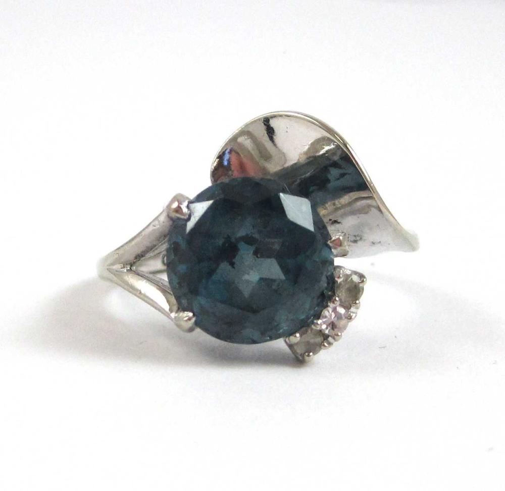 BLUE SPINEL AND WHITE GOLD RING.