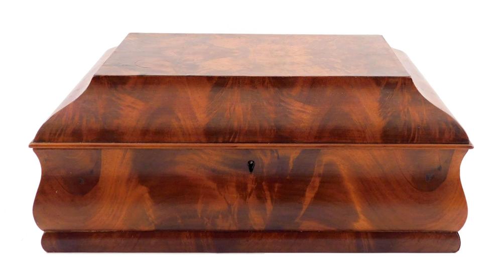 BOMBE BOX, LATE 19TH C., FIGURED