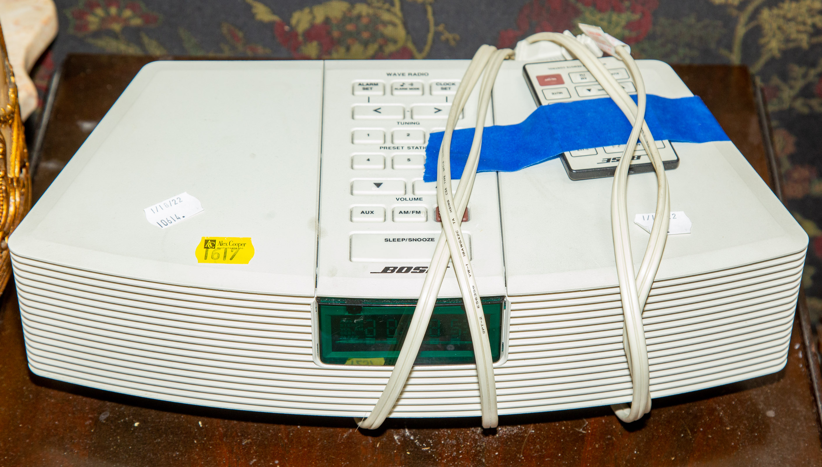 BOSE WAVE RADIO WITH REMOTE .