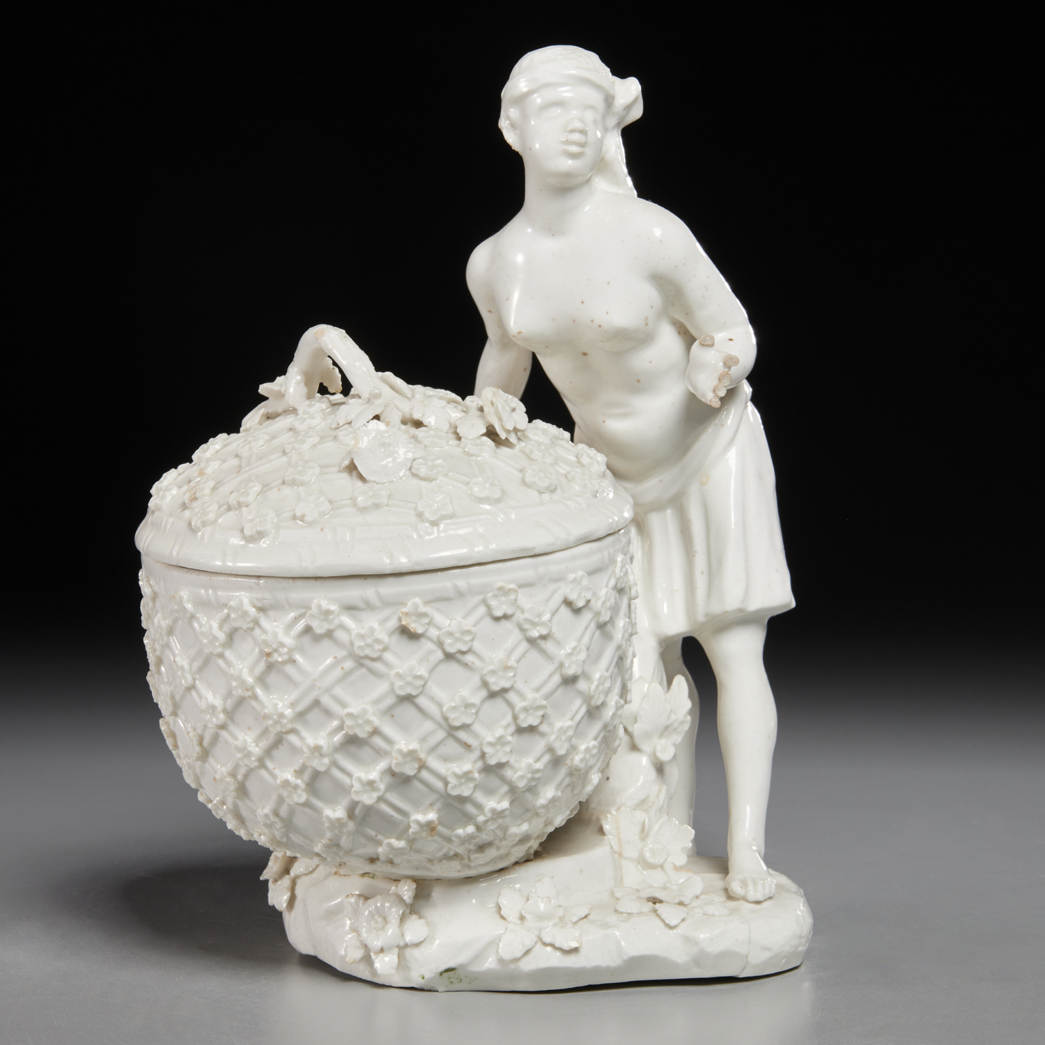 BOW WHITE FIGURAL SWEETMEAT