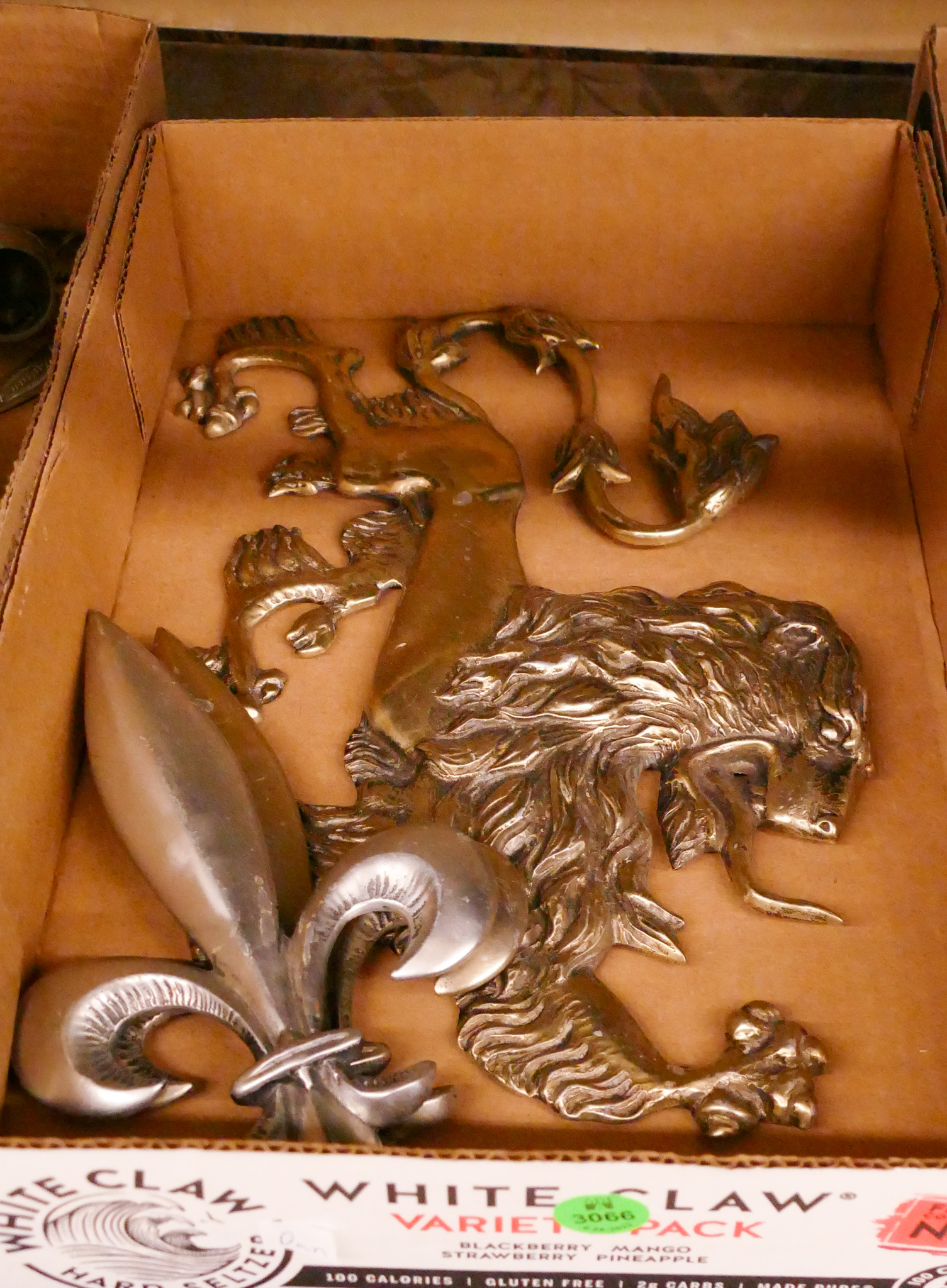 Box Aluminum Lion Plaque Etc