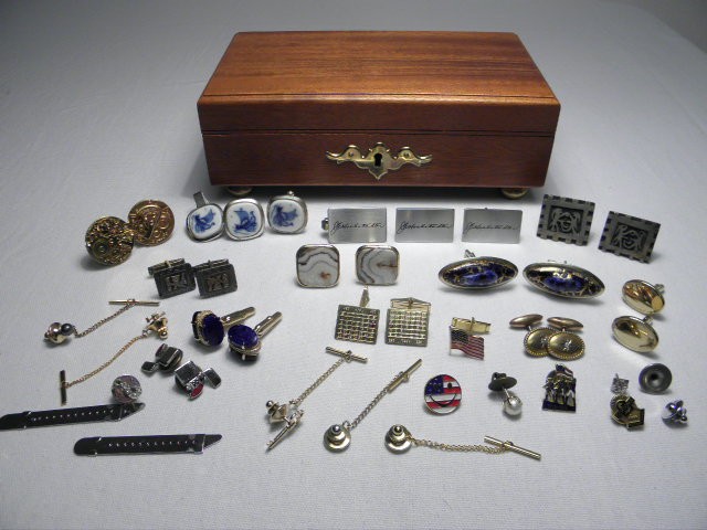 Box lot of assorted men's tie clips
