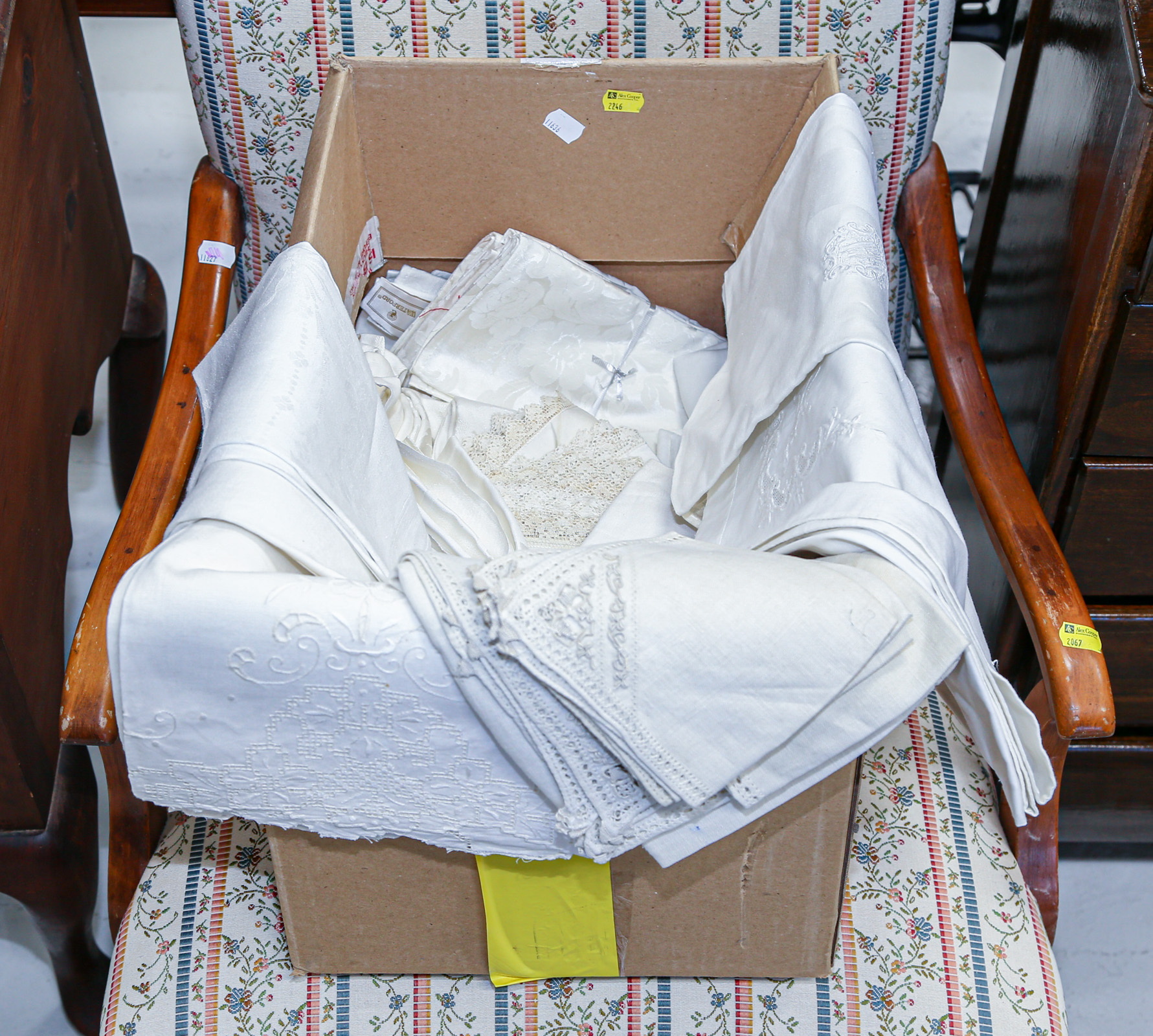 BOX OF ASSORTED TABLE LINENS .