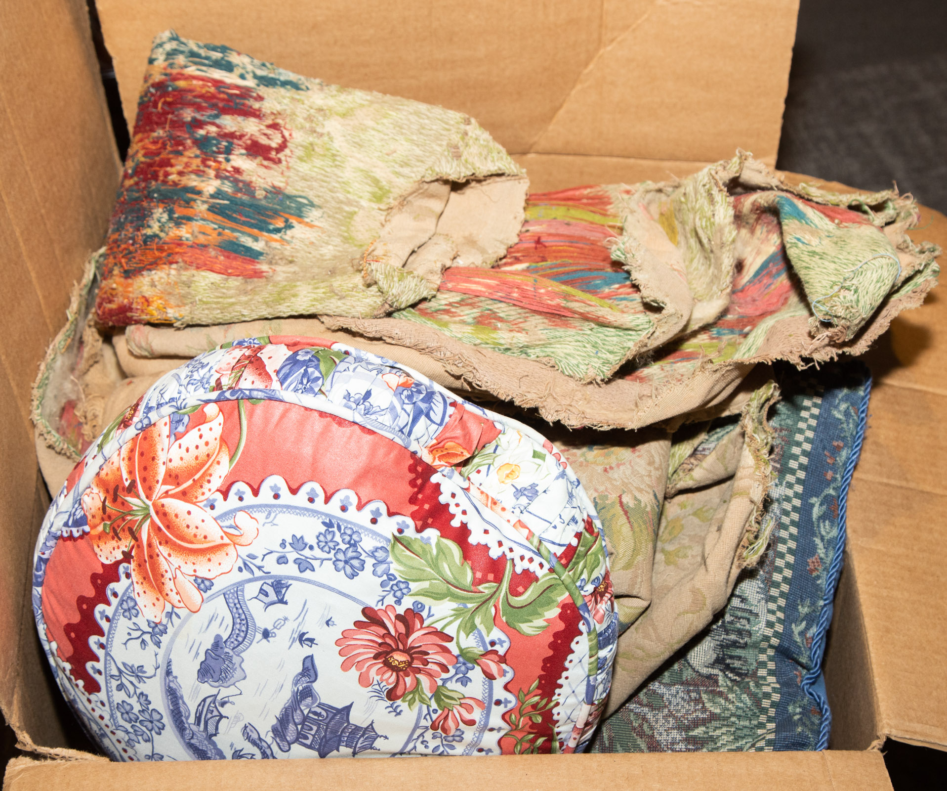 BOX OF DECORATIVE PILLOWS &