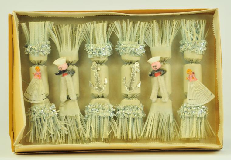 BOXED HOLIDAY CRACKERS Unique box