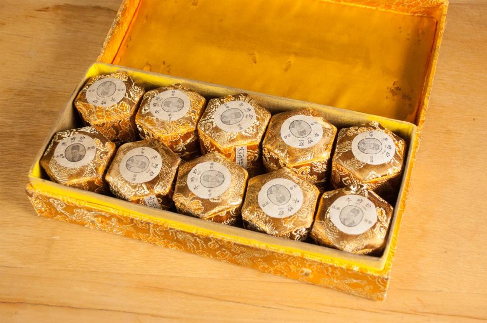 BOXED SET OF TEN CHINESE NIU