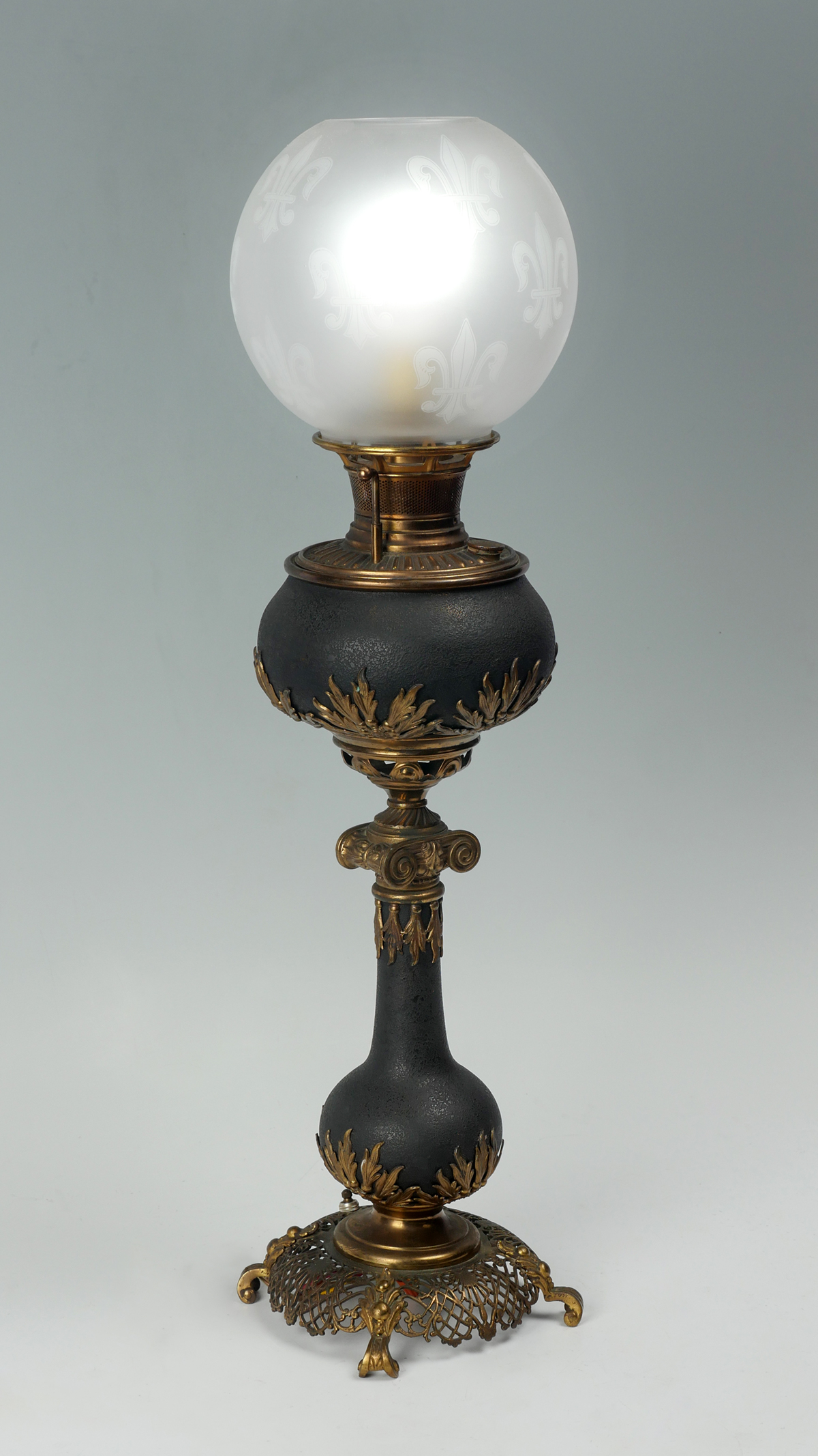 BRADLEY AND HUBBARD OIL LAMP:
