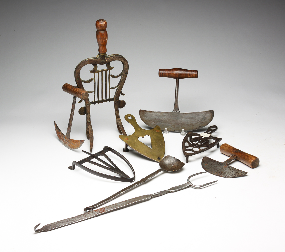 BRASS AND IRON HOUSEHOLD ITEMS.
