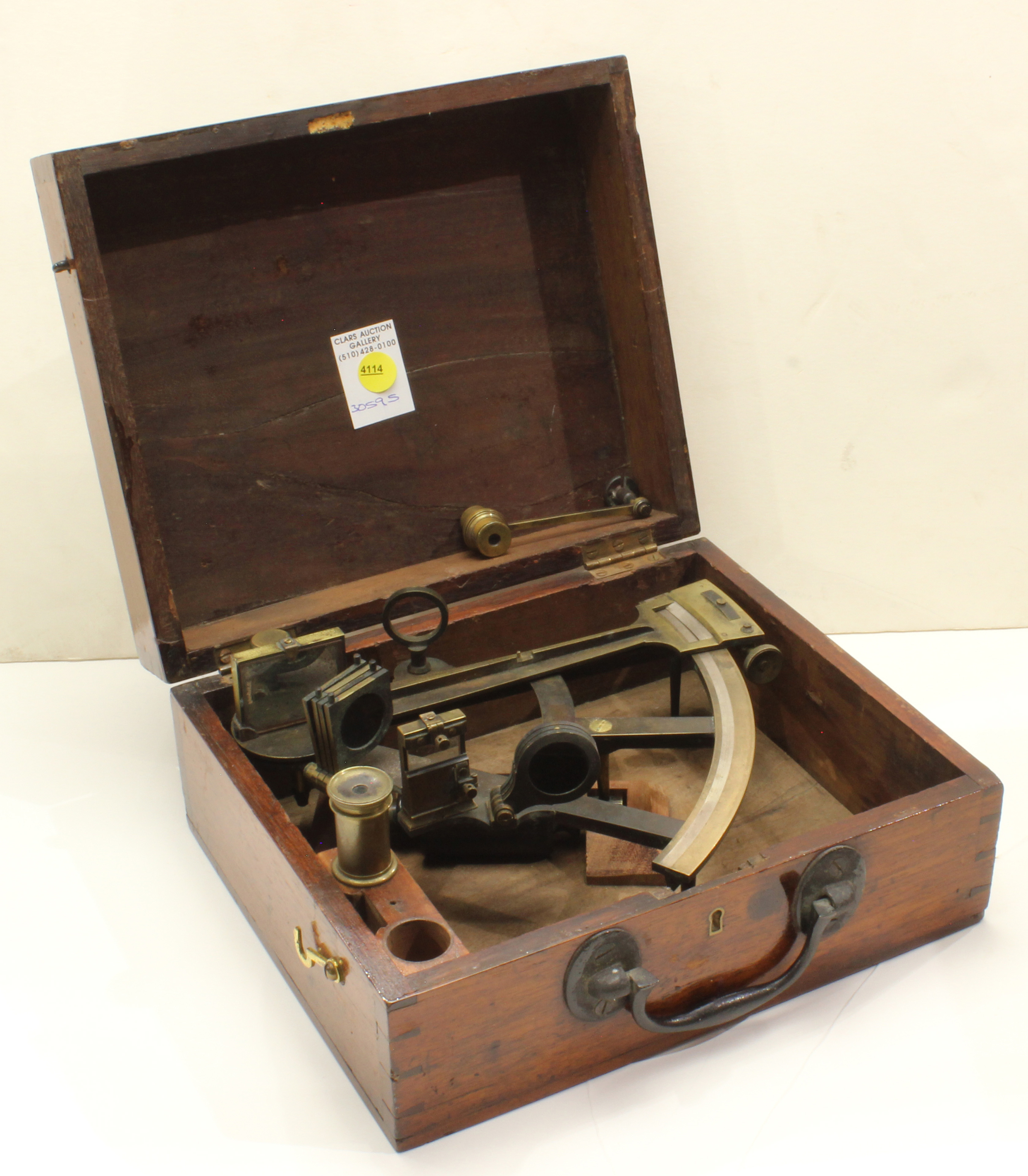 BRASS SHIP'S SEXTANT IN WOOD