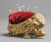 BRONZE HEDGEHOG-FORM PINCUSHIO