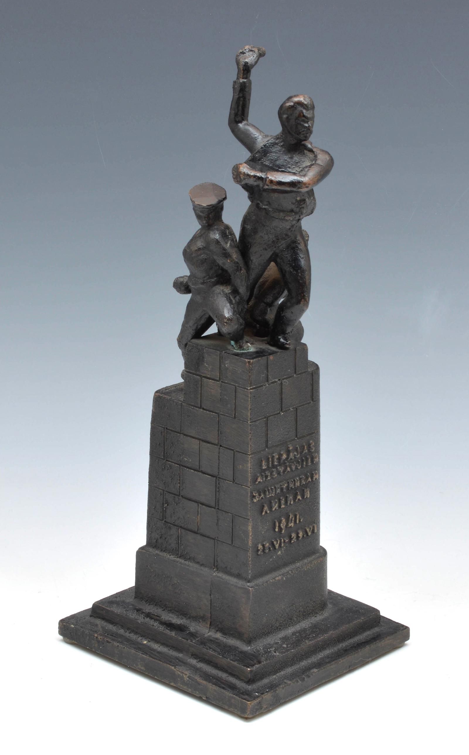 BRONZE MONUMENT TO DEFENDERS OF