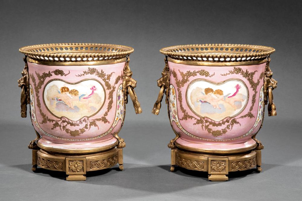 BRONZE-MOUNTED ROSE POMPADOUR