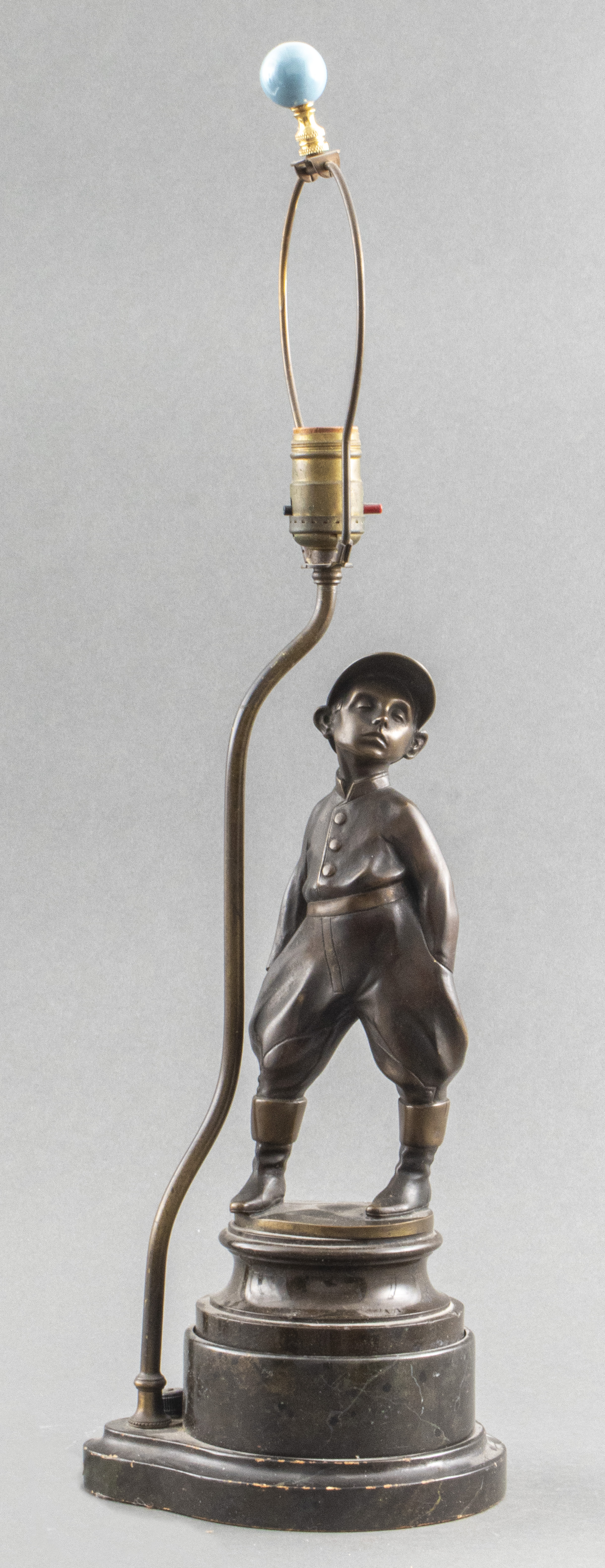 BRONZE SCULPTURAL LAMP ON