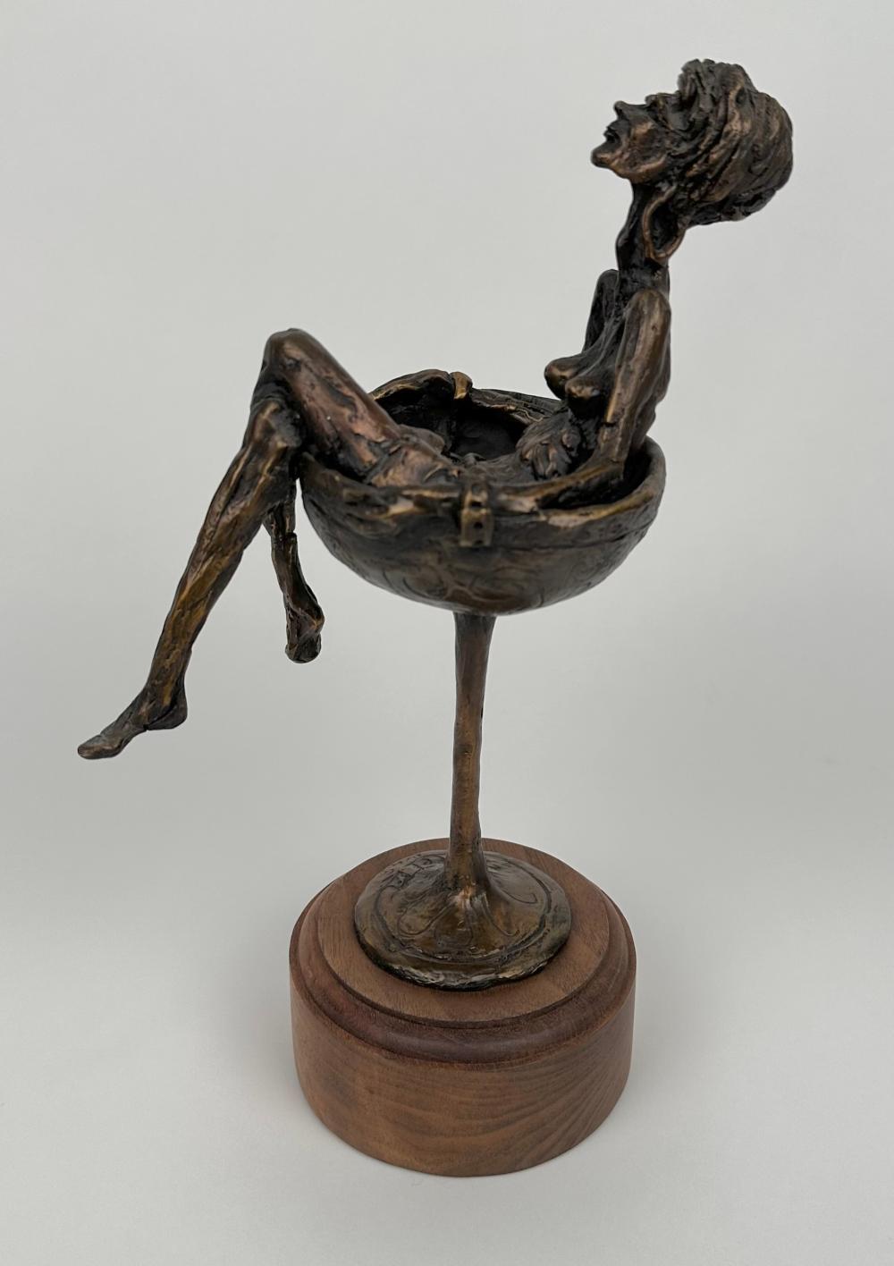 BRONZE SCULPTURE OF A WOMAN