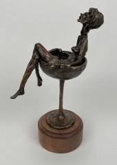 BRONZE SCULPTURE OF A WOMAN SE