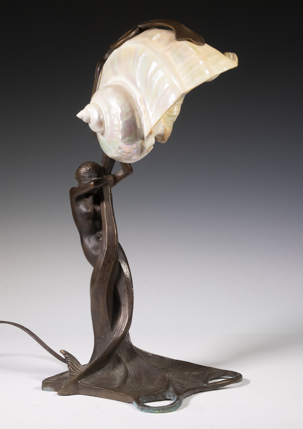 BRONZE TABLE LAMP WITH SHELL