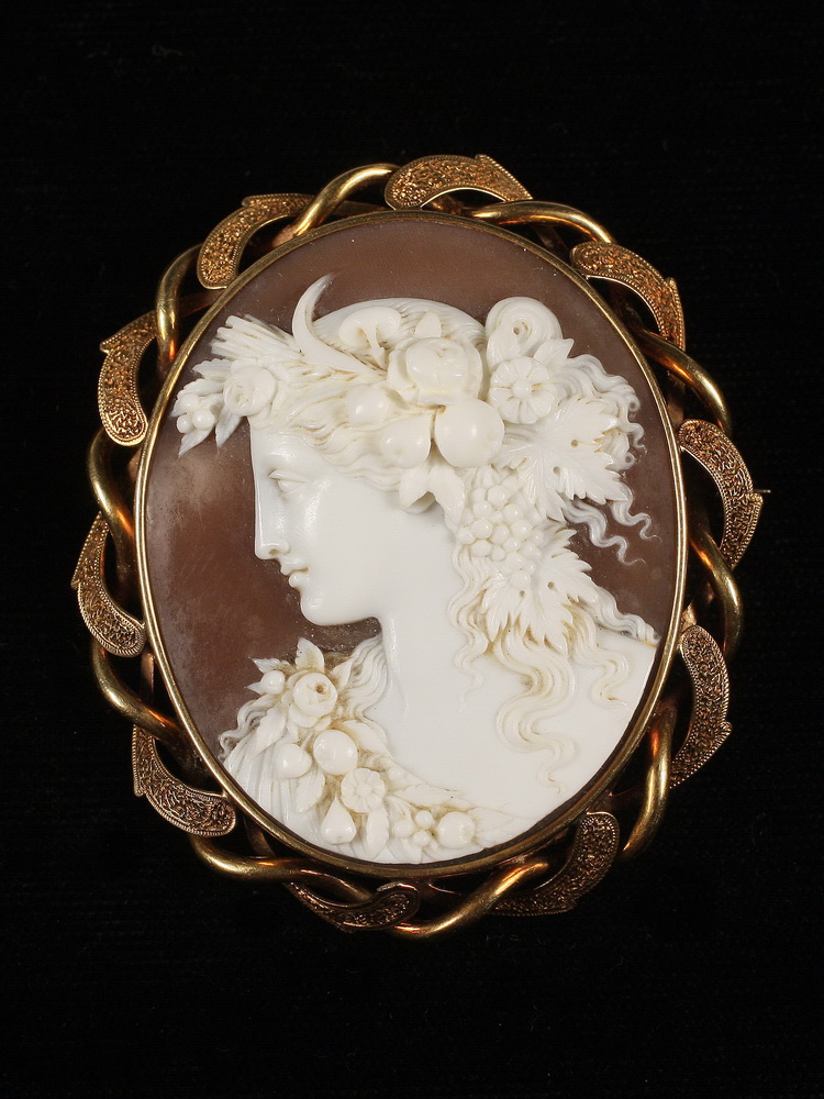 BROOCH - Antique Victorian female