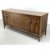 BROYHILL BRASILIA Walnut Dinin