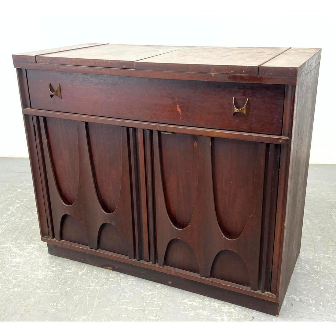Broyhill Premier Brasilia server