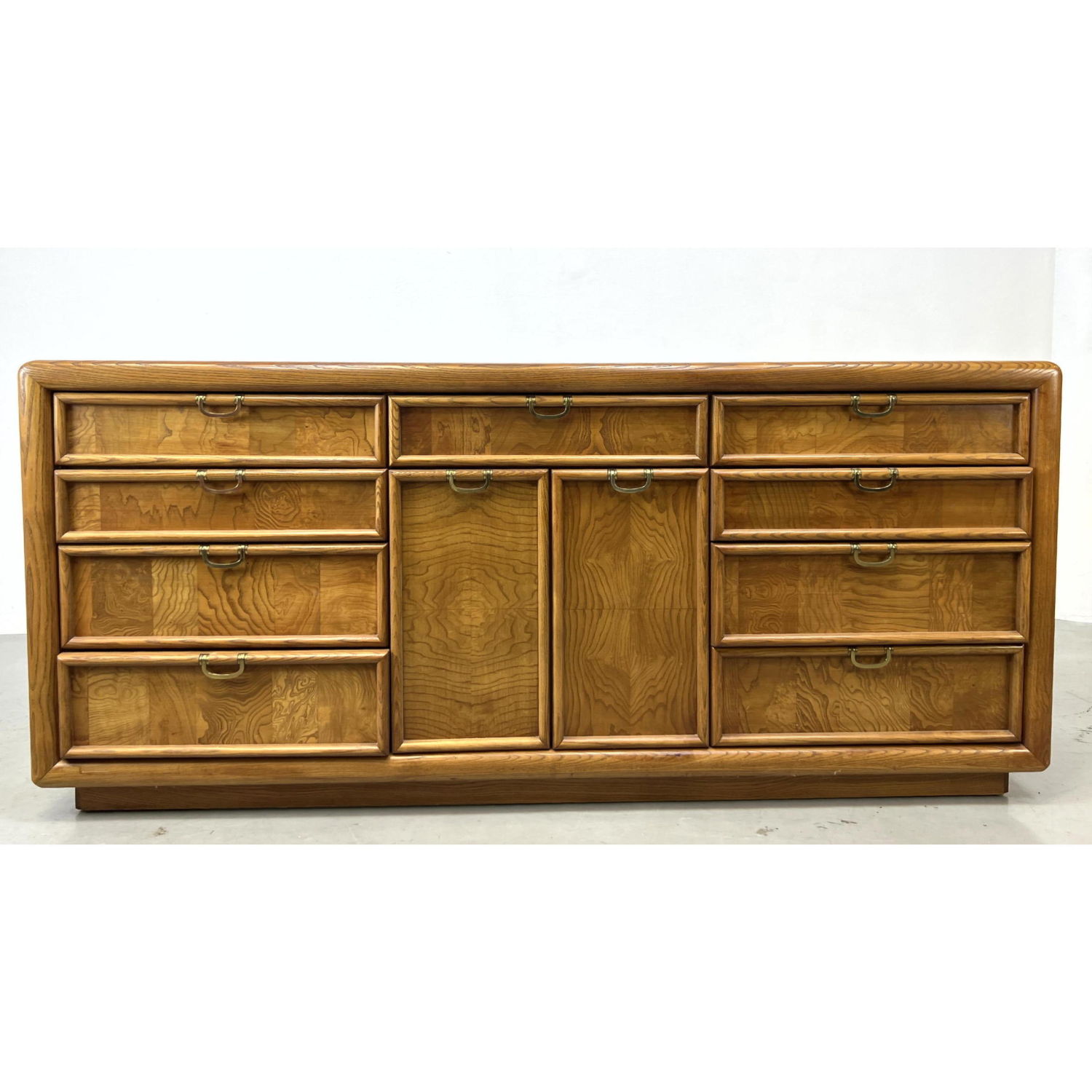 BROYHILL Premier Credenza