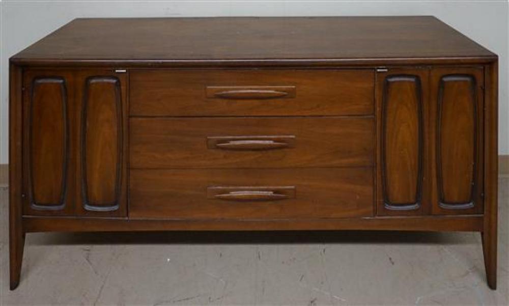 BROYHILL WALNUT 'EMPHASIS