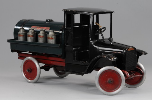 BUDDY 'L' OIL TRUCK C. 1929 pressed
