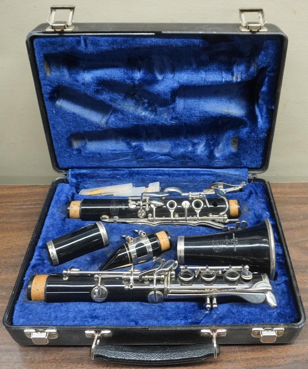 BUNDY CLARINET WITH CARRYING