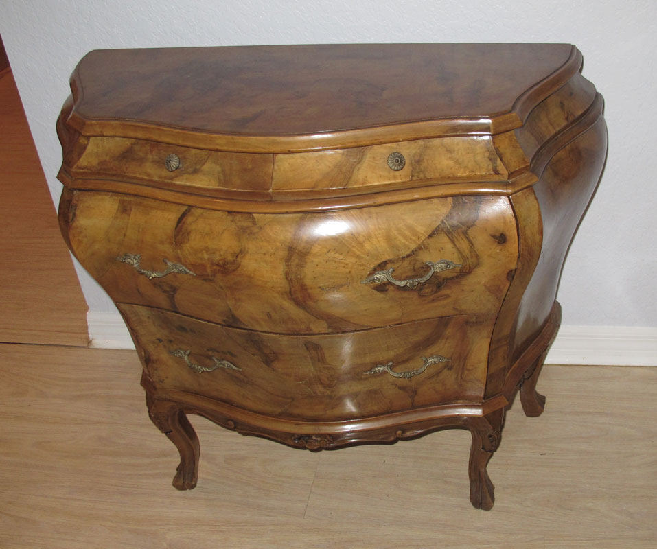 BURL VENEER BOMBE COMMODE: Burl