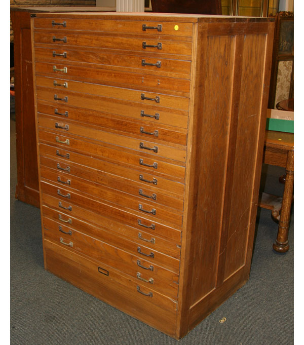 Cabinet with eighteen flat map or