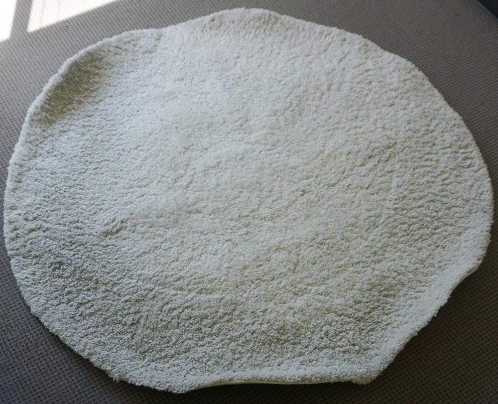 CALIFORNIA WHITE ROUND SHAG RUG,