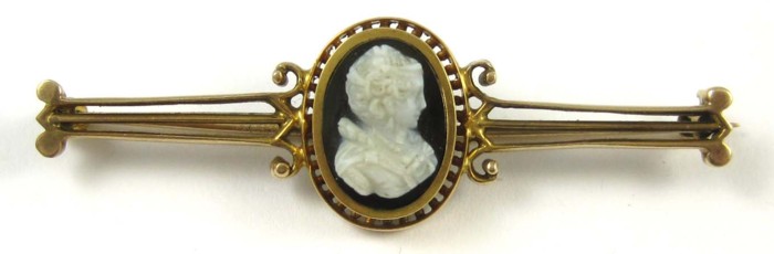 CAMEO AND TEN KARAT GOLD BROOCH