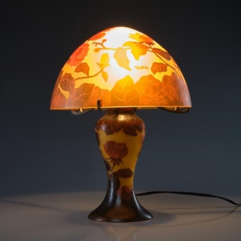 CAMEO GLASS TABLE LAMPA Cameo glass