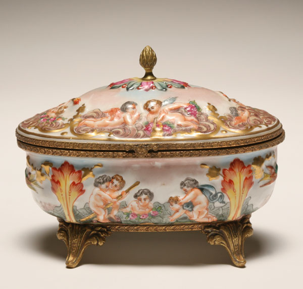 Capo di Monte footed casket; raised