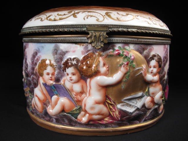 Capodimonte jewelry casket. Italian