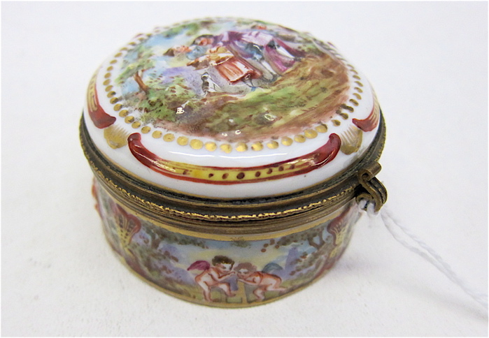 ''CAPODIMONTE'' ROUND PORCELAIN BOX