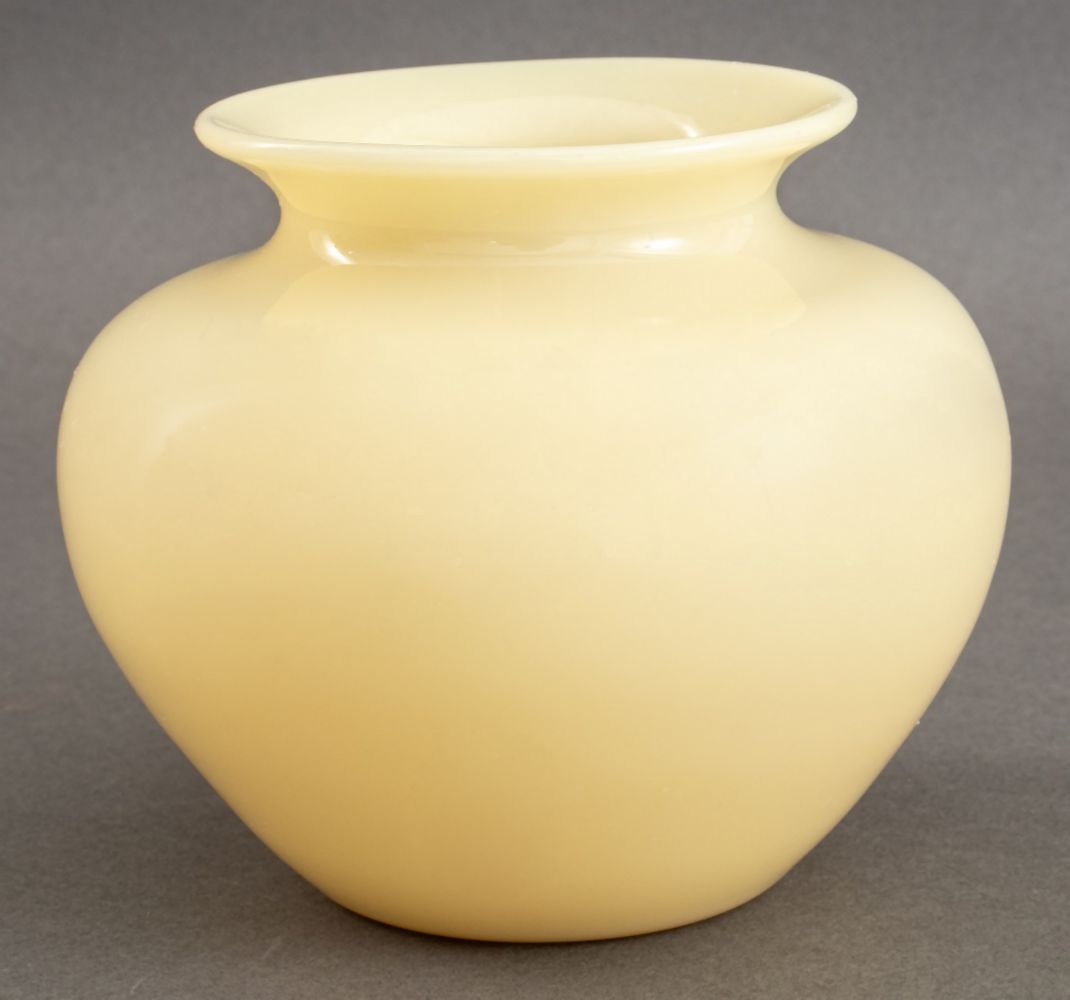 CARDER STEUBEN IVORY GLASS VASE