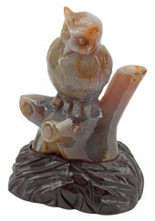 CARVED AGATE MODEL OF AN OWL P
