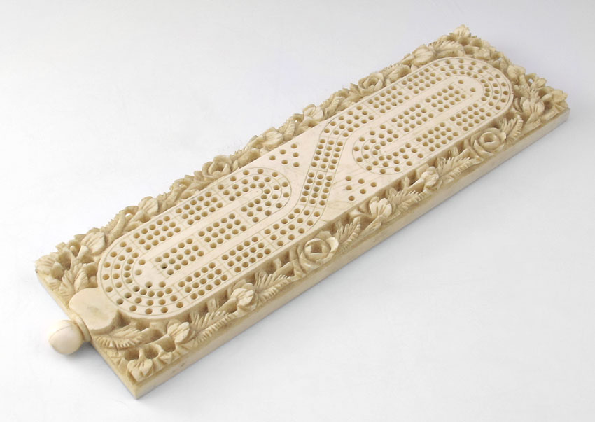 CARVED IVORY CRIBBAGE BOARD GAME: