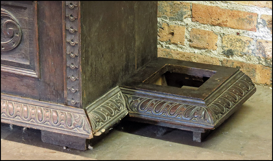 CARVED OAK HALL BENCH. Bearing