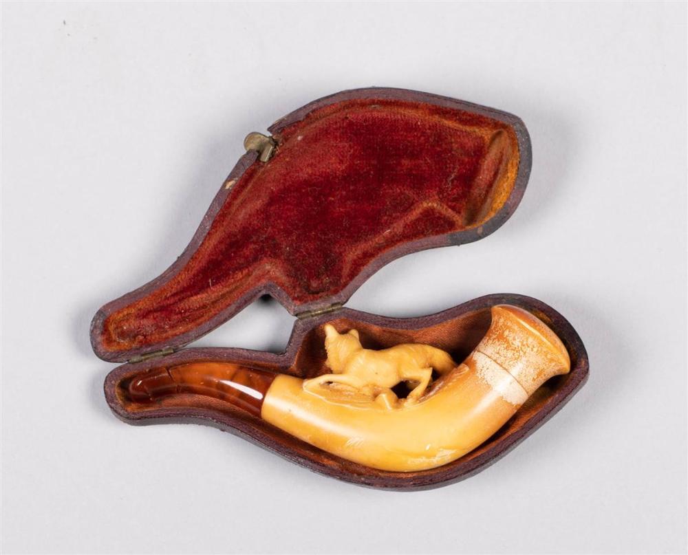 CARVED PIPE WITH FOX IN LEATHER