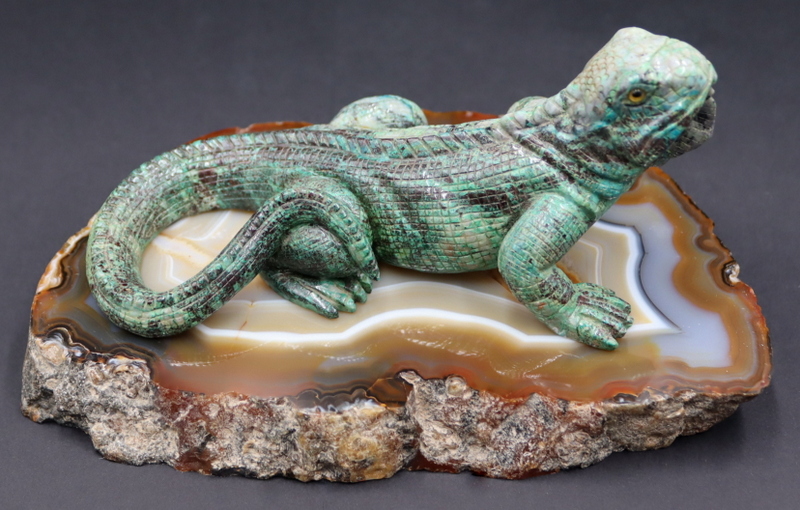 CARVED SPECIMEN OF A LIZARD ON AN