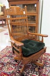CARVED SPINDLE-BACK SWIVEL DES