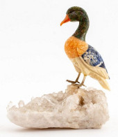CARVED STONE BIRD ON QUARTZ RO